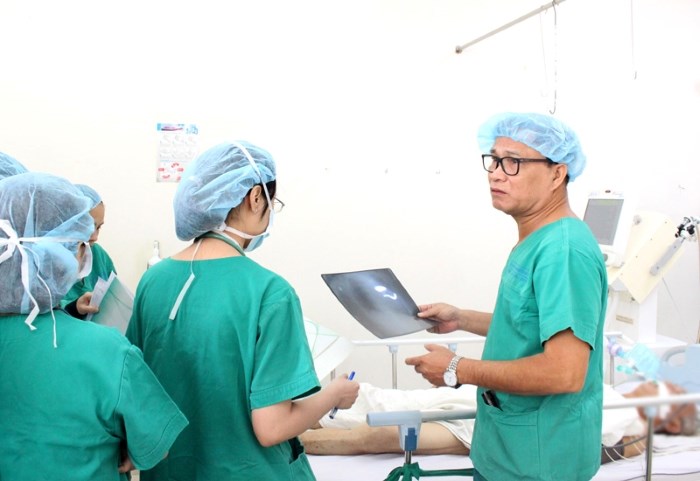 TS.BS CKII Nguyễn Ngọc Anh thăm bệnh phòng, kiểm tra sức khỏe của bệnh nhân.