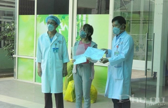 BN 135 được các bác sĩ BV Đà Nẵng trao quyết định công bố khỏi bệnh.