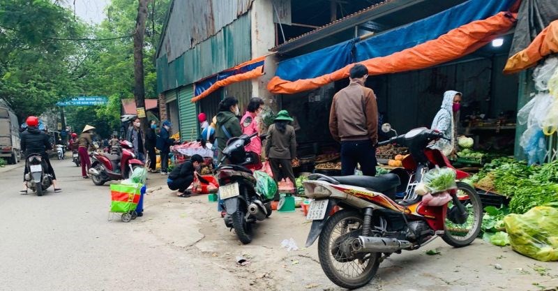 Người dân mua hàng tại chợ cóc tự phát sau lưng chợ chính Nghĩa Tân, quận Cầu Giấy