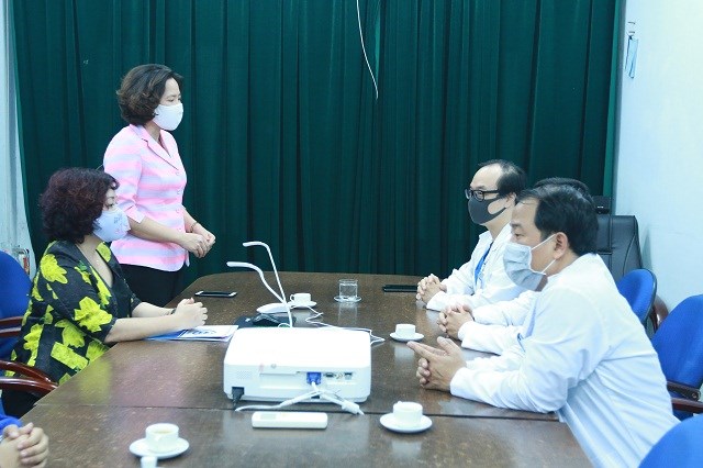 Đồng chí Lê Kim Anh, Chủ tịch Hội LHPN Hà Nội gửi lời cảm ơn sâu sắc về những đóng góp tích cực của các y bác sĩ đối với công tác phòng chống dịch