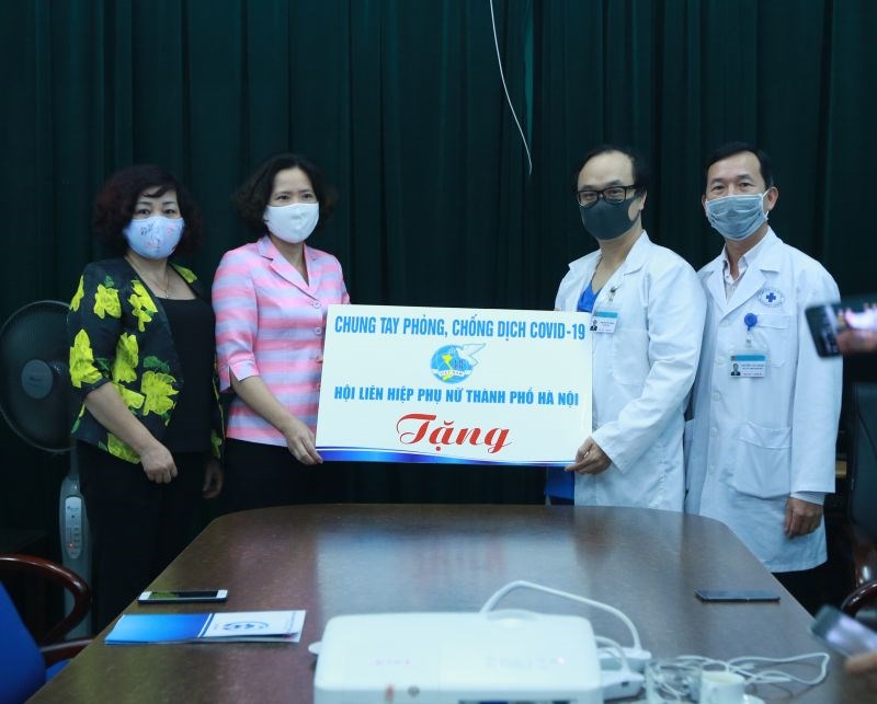 Hội LHPN Hà Nội tặng tập thể y, bác sĩ Trung tâm Cấp cứu 115 Hà Nội những món quà ý nghĩa, động viên tinh thần 