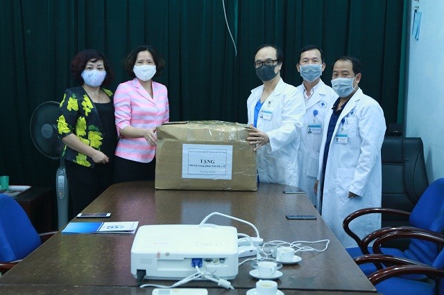 Hội LHPN Hà Nội tặng các y bác sĩ Trung tâm cấp cứu 115 Hà  Nội 300 bộ  trang phục bảo hộ y tế
