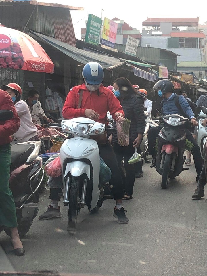 Người dân mua bán ở chợ dân sinh  ở Định Công (Hoàng Mai)