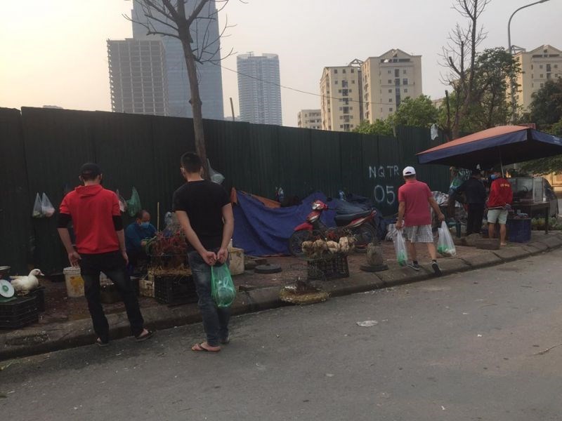 Chợ tạm Nam Trung Yên vẫn bày bán giết mổ gia cầm bên lề đường
