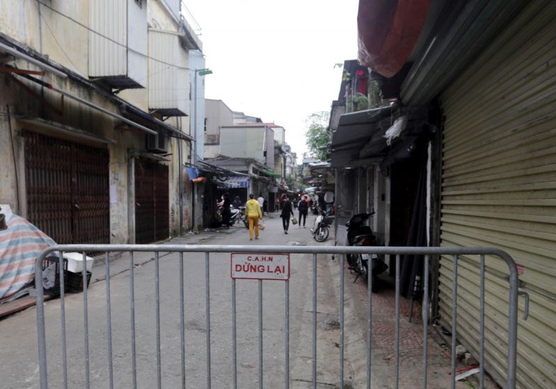 Chợ Quỳnh Mai, quận Hai Bà Trưng đã duy trì cắm chốt kiểm soát ở các cửa ngõ ra vào
