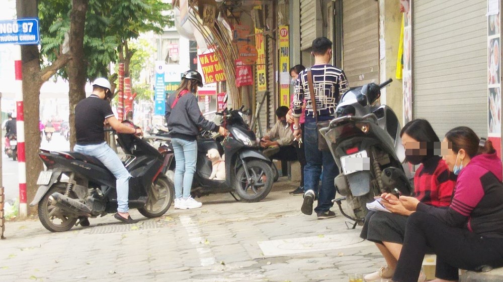 Người dân tập trung tại một cửa hàng mua bán trên đường Trường Chinh (Quận Thanh Xuân, Hà Nội).