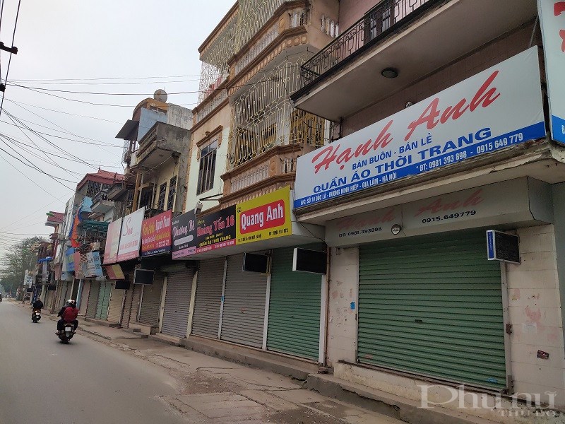 Các tiểu thương kinh doanh dịch vụ, cửa hàng quần áo thời trang tại khu vực đường vào chợ Ninh Hiệp, Gia Lâm, Hà Nội thực hiện nghiêm túc Chỉ thị 16 của Thủ tướng Chính phủ