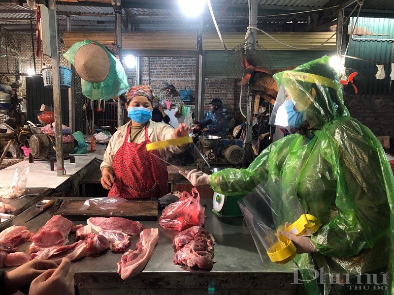 Hội Phụ nữ quận Long Biên phát hàng nghìn mũ chắn giọt bắn cho tiểu thương kinh doanh tại các chợ trên địa bàn