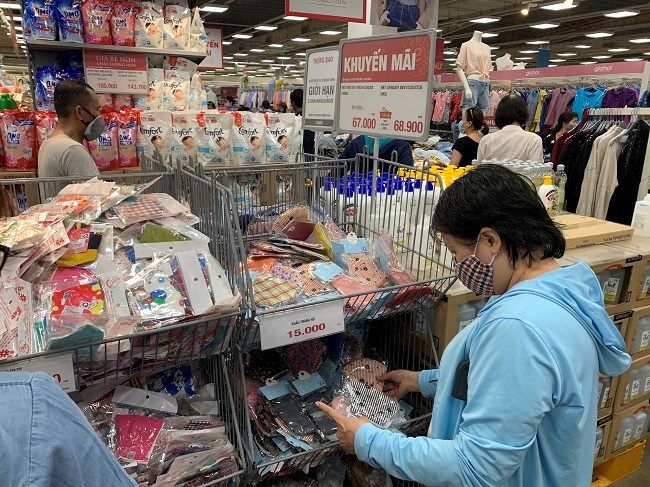 Người dân có thể chọn mua khẩu trang vải kháng khuẩn tại các siêu thị bán hàng bình ổn thị trường.