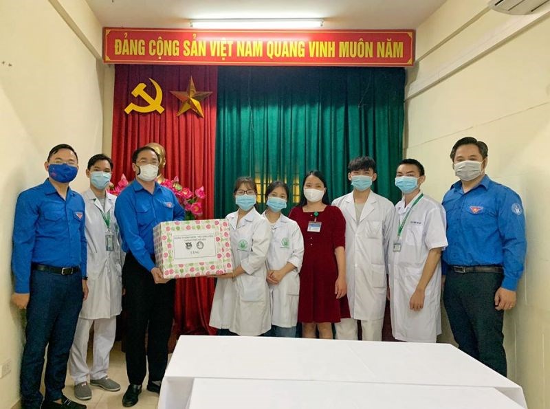 Đại diện Thành đoàn Hà Nội đến thăm và tặng quà đội thanh niên tình nguyện làm nhiệm vụ hỗ trợ công tác phòng chống dịch Covid-19 tại Trung tâm y tế dự phòng quận Bắc Từ Liêm.