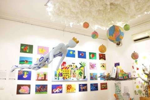 Không gian trưng bày những tác phẩm do các bạn trẻ tự kỷ ở Tò he sáng tạo ra. Ảnh: Tohe Fun.