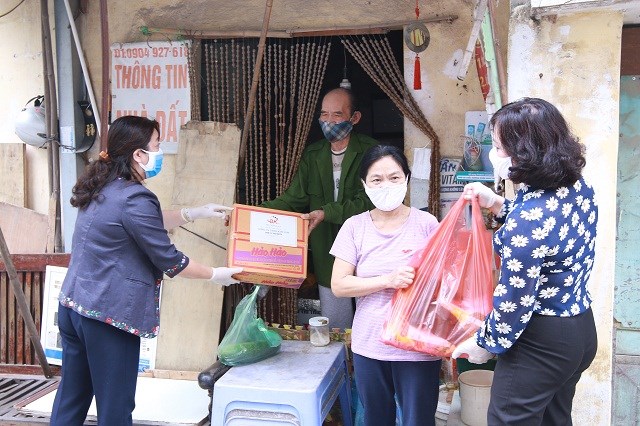 Đồng chí Nguyễn Thị Thu Thủy và đồng chí Nguyễn Thị Hảo, Giám đốc Trung tâm Hỗ trợ phát triển phụ nữ Hà Nội (người bên phải) trực tiếp tới thăm, trao quà tại nhà một nữ lao động nhập cư.