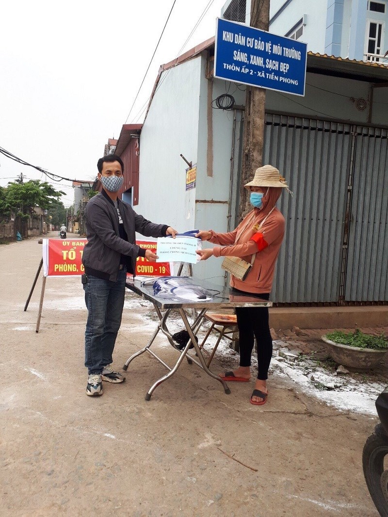 Hội LHPN xã Tiền Phong ủng 300 mũ chắn bọt tại các chốt dịch trên địa bàn.