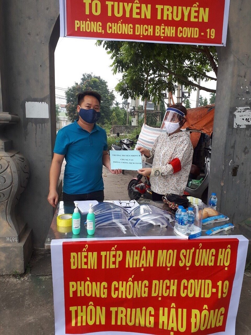 Hội LHPN xã Tiền Phong ủng 300 mũ chắn bọt tại các chốt dịch trên địa bàn thôn Trung Hậu Đông