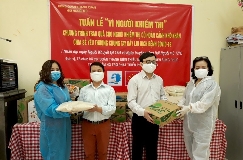 Đại diện Hội người mù quận Thanh Xuân nhận quà hỗ trợ của các tổ chức, nhà hảo tâm