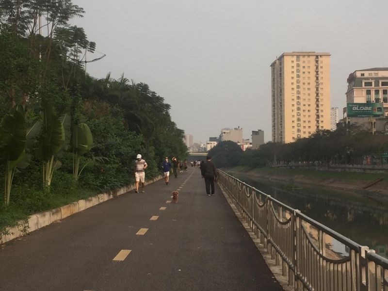 Việc đi tập thể dục dọc sông Tô Lịch của người dân  được chính quyền yêu cầu tạm dừng để phòng, chống dịch Covid-19