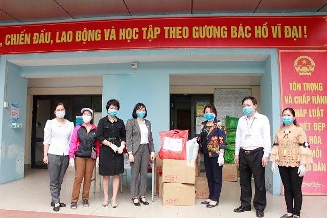 Hội LHPN Hà Nội và Viện Phát triển sức khỏe cộng đồng Ánh sáng (Light) phối hợp trao quà cho nữ lao động di cư ở phường Phúc Xá, quận Ba Đình, Hà Nội.