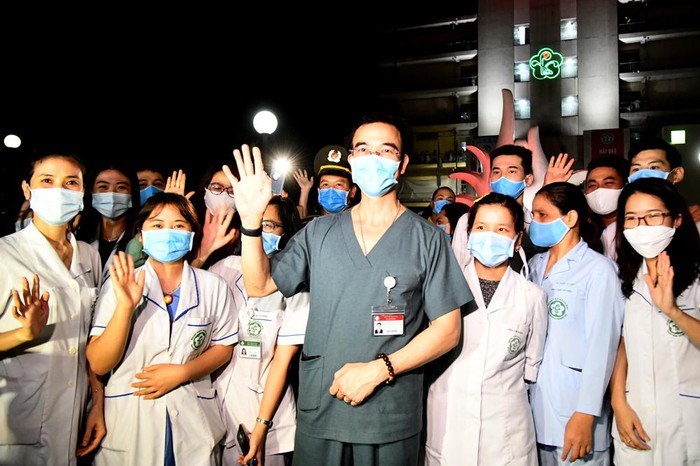 Giám đốc Bệnh viện Bạch Mai Nguyễn Quang Tuấn cùng các y, bác sĩ hân hoan trong thời khắc đặc biệt.