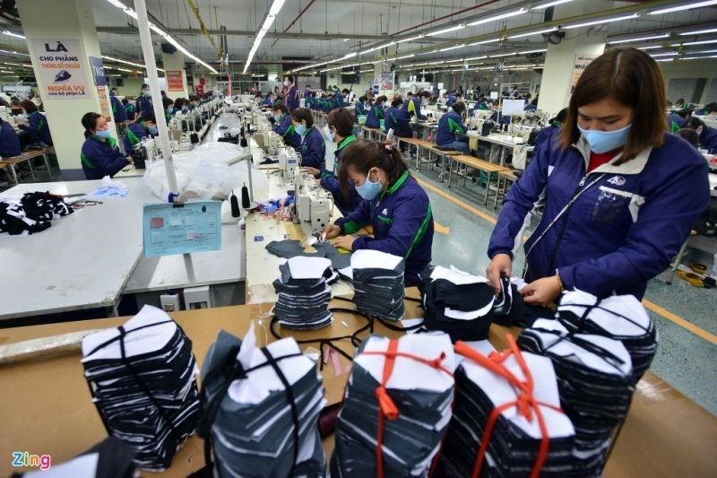 Sản xuất khẩu trang tại một nhà máy tại Hưng Yên.