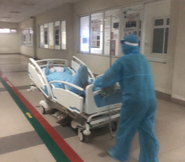 Nhân viên y tế khoa Cấp cứu đưa bệnh nhân nhiễm COVID-19 ở thể nặng chụp CT phổi lúc nửa đêm. Ảnh: NVCC