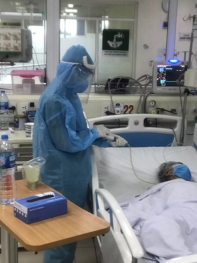 Nhân viên y tế chăm sóc bệnh nhân nhiễm COVID-19 ở khoa Cấp cứu. Ảnh: NVCC