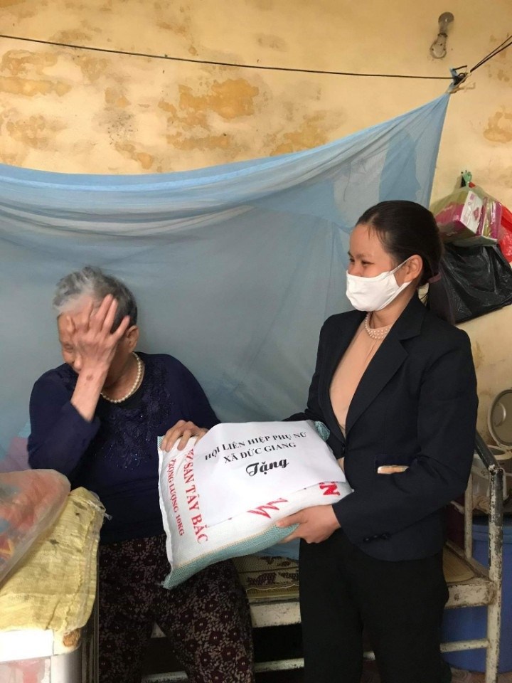 Bà Phí  Thị Thịnh, xóm 3, thôn Lưu Xá, xã Đức Giang gửi lời cảm ơn tới tổ chức Hội đã quan tâm giành tình cảm và hỗ trợ cho gia đình bà vượt khó khăn trong đợt dịch Covid - 19