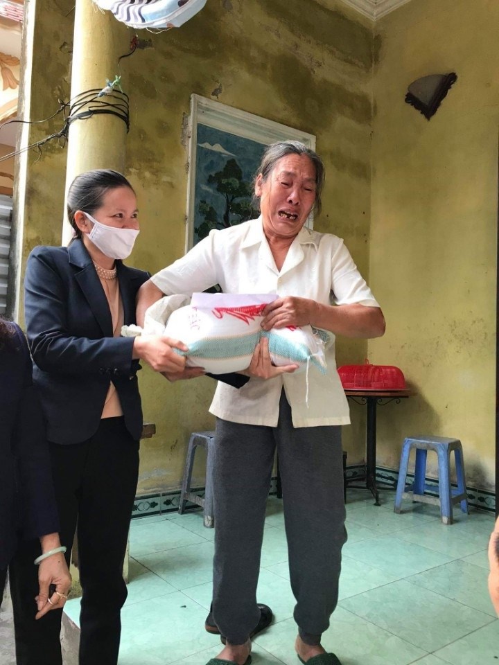 Bà Đỗ Thị Tặng xóm 2, thôn  Lưu Xá, xã Đức Giang cảm động khi nhận món quà hỗ trợ của Hội trao tặng 10kg gạo cho gia đình