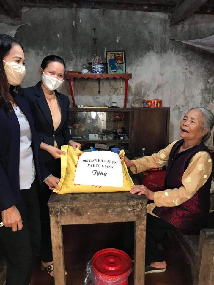 Bà Phạm Thị Hè, xóm 1 xã Đức Giang  cuộc sống gia đình còn nhiều khó khăn nay được hỗ trợ của Hội dẫu 