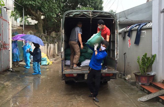 Hỗ trợ nhu yếu phẩm cho gần 3.000 hộ dân thôn Hạ Lôi, xã Mê Linh - ảnh 1