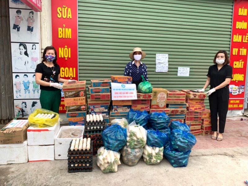 Hội LHPN xã Tráng Việt, huyện Mê Linh ủng hộ lương thực, thực phẩm cho xã Mê Linh