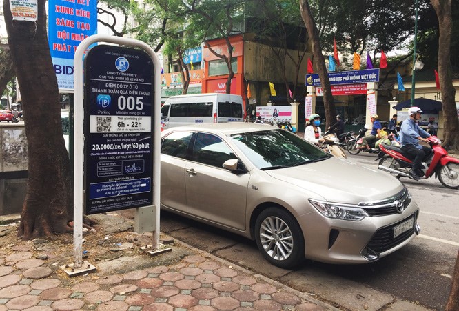 Một điểm trông giữ ô tô theo mô hình iParking trên phố Lý Thường Kiệt (quận Hoàn Kiếm).
