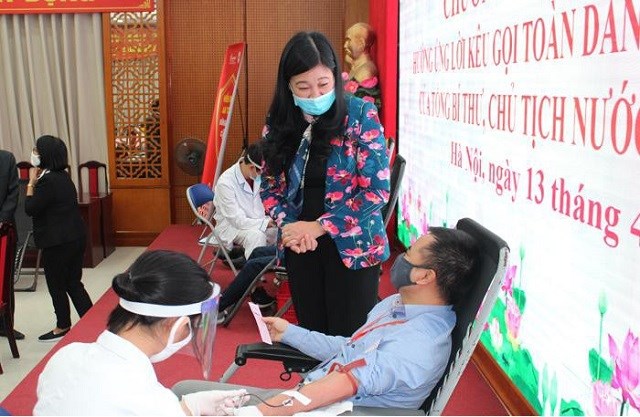 Bà Nguyễn Lan Hương - Chủ tịch Ủy ban MTTQ Việt Nam TP Hà Nội tại lễ phát động toàn dân hiến máu.