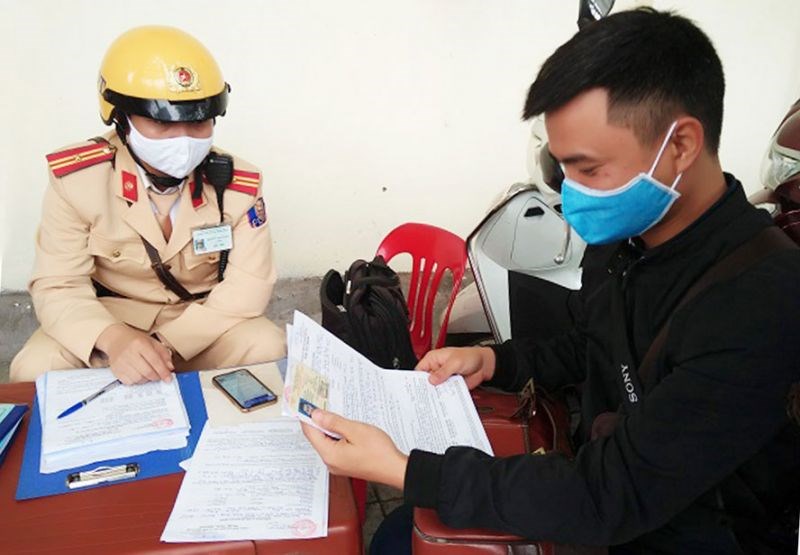 Đại úy Đỗ Xuân Khoa, Đội Cảnh sát giao thông số 6 (Công an thành phố Hà Nội) vừa xử lý lỗi vi phạm giao thông vừa kết hợp tuyên truyền, hướng dẫn người dân về hình thức nộp phạt trực tuyến.