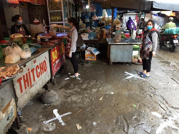 Người dân đi chợ Nghĩa Tân thực hiện nghiêm việc giãn cách