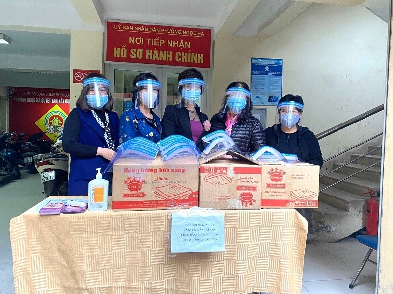 Hội LHPN phường Ngọc Hà, quận Ba Đình ủng hộ 350 mũ chắn giọt bắn cho lực lượng tuyến đầu chống dịch qua Ban chỉ đạo phường, Hội Phụ nữ quận…