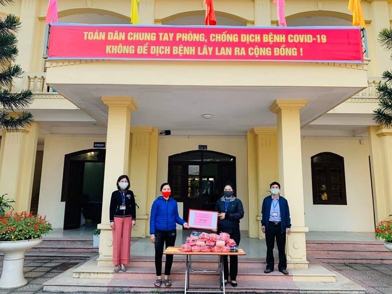 Chị Nguyễn Thị Hà  hội viên phụ nữ Thôn Cống Thôn, xã Yên Viên, huyện Gia Lâm may 1.500 khẩu trang ủng hộ Ban Chỉ đạo phòng chống dịch