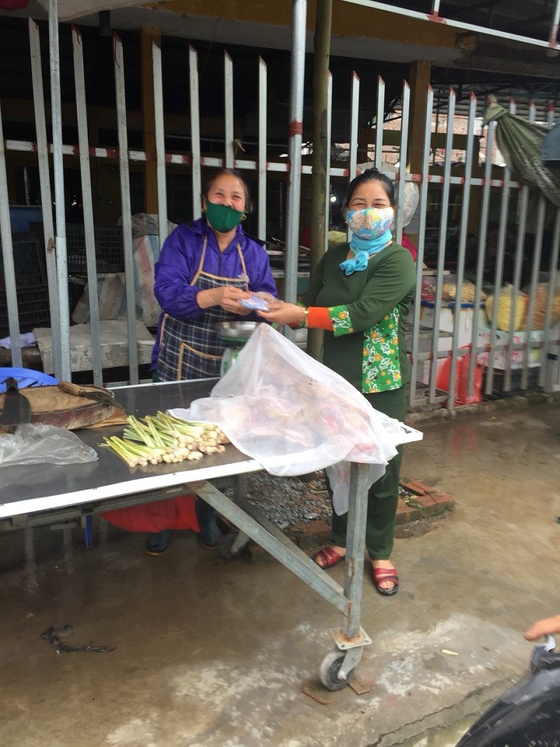 Cán bộ Hội phát khẩu trang miễn phí cho tiểu thương  xã Trung Mầu, huyện Gia Lâm