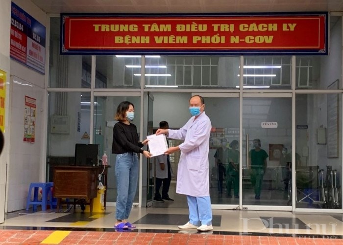 Bác si BV số 2 Quảng Ninh trao quyết định công bố khỏi bệnh cho BN52.