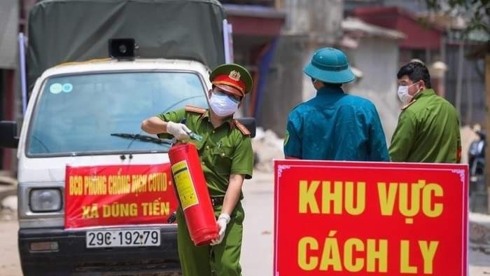 Lực lượng công an gác chốt đường vào thôn Đông Cứu, xã Dũng Tiến, huyện Thường Tín, TP Hà Nội