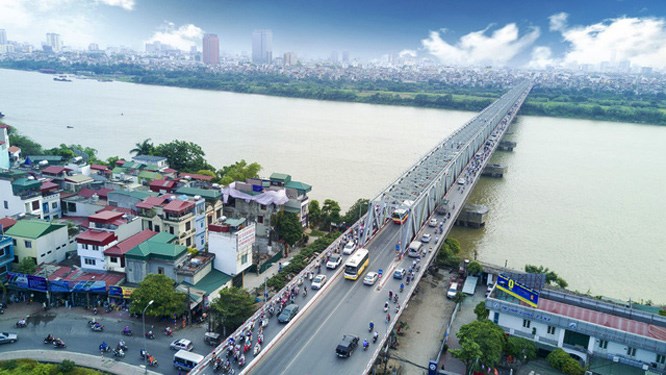 Cầu Chương Dương nối hai quận Hoàn Kiếm và Long Biên.