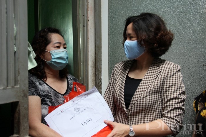Chủ tịch Hội LHPN Hà Nội Lê Kim Anh tặng quà, động viên bà Thủy vượt qua khó khăn trong đại dịch Covid-19.