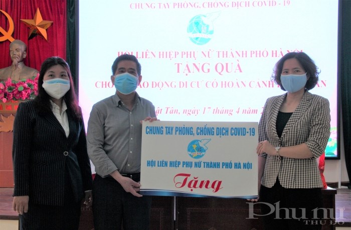 Chủ tịch Hội LHPN Hà Nội Lê Kim Anh trao ủy quyền quà tặng gửi tới nữ lao động di cư cho đại diện lãnh đạo phường Nhật Tân.