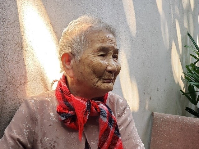 Mẹ Việt Nam Anh hùng Lê Thị Chi góp năm triệu đồng ủng hộ phòng, chống dịch bệnh.
