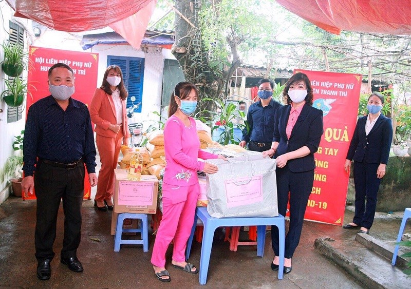 Đồng chí Trần Thị Vân - (người đầu tiên bên phải)-  Chủ tịch Hội Liên hiệp Phụ nữ huyện (người đầu tiên bên phải) tặng quà người bệnh tại xóm chạy thận xã Ngọc Hồi