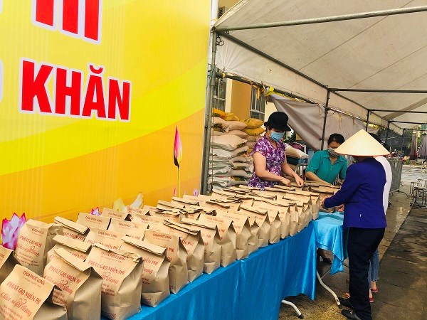 Các túi gạo được đóng thành từng túi 3kg để phát cho người dân