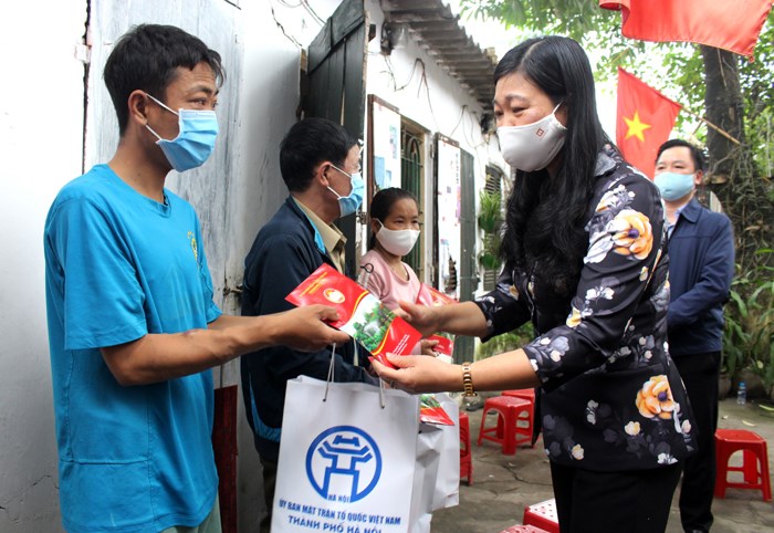 Chủ tịch Ủy ban Mặt trận Tổ quốc Việt Nam Thành phố Nguyễn Lan Hương tặng quà các bệnh nhân tại xóm chạy thận Ngọc Hồi