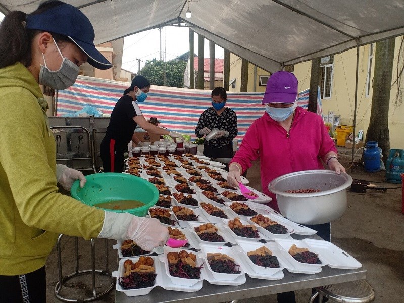 Hội LHPN xã Mê Linh tiếp tục làm tốt công tác hậu cần phục vụ tổ công tác dập dịch với những món ăn đảm bảo dinh dưỡng và an toàn thực phẩm