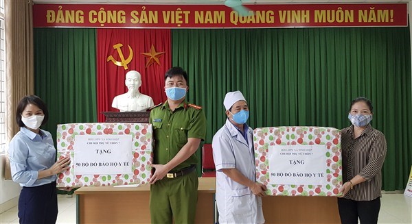 Hội LHPN xã Ninh Hiệp ủng hộ quần áo, vật dụng y tế cho lực lượng tuyến đầu chống dịch
