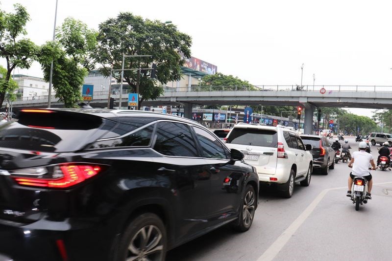 Dòng phương tiện  đông đúc tiến gần đèn tín hiệu giao thông tại nút giao Huỳnh Thúc Kháng - Láng Hạ.