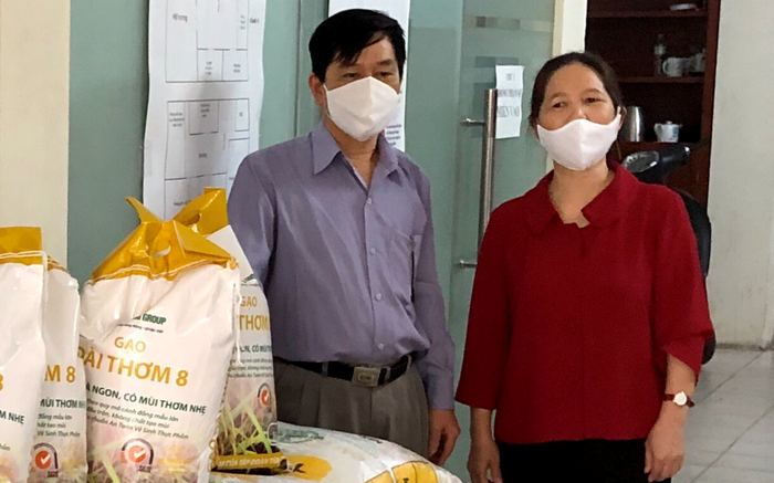 Chị Trần Thị Hạnh- Nguyên Chủ tịch Công đoàn cơ quan Trung ương Hội Việt Nam vừa ủng hộ 500 kg gạo cho UBND Phường Thượng Đình, quận Thanh Xuân